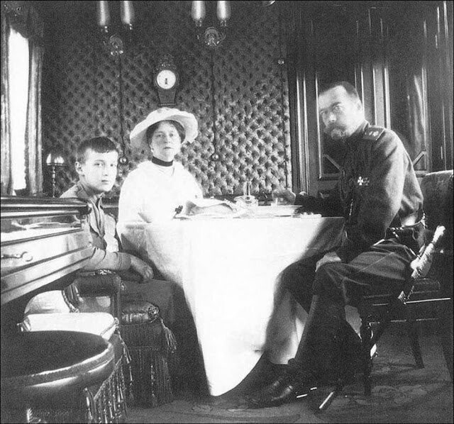 Императрица Александра, царь Николай II и цесаревич Алексей.