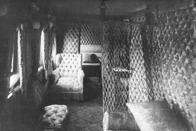 Стены вагона и мебель были обиты тканью, в основном английским кретоном с растительными узорами.