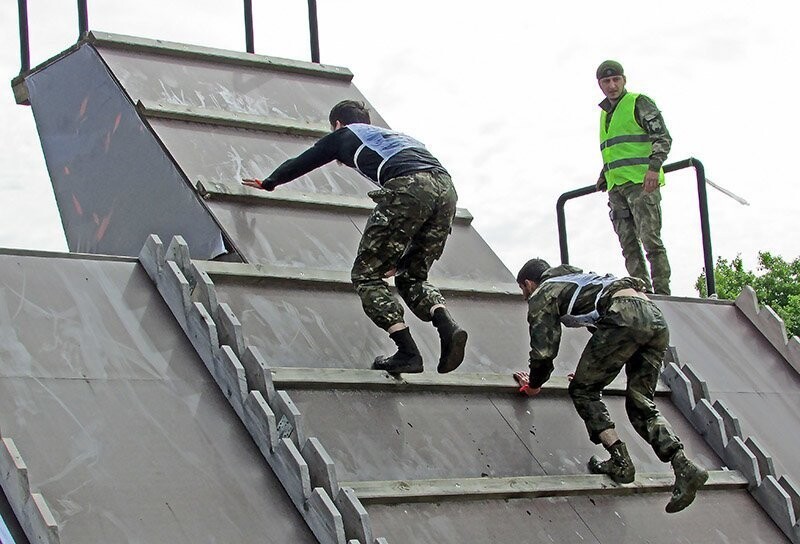 В Чечне спецназ прыгнул в «бездну» и взобрался на «Эверест»