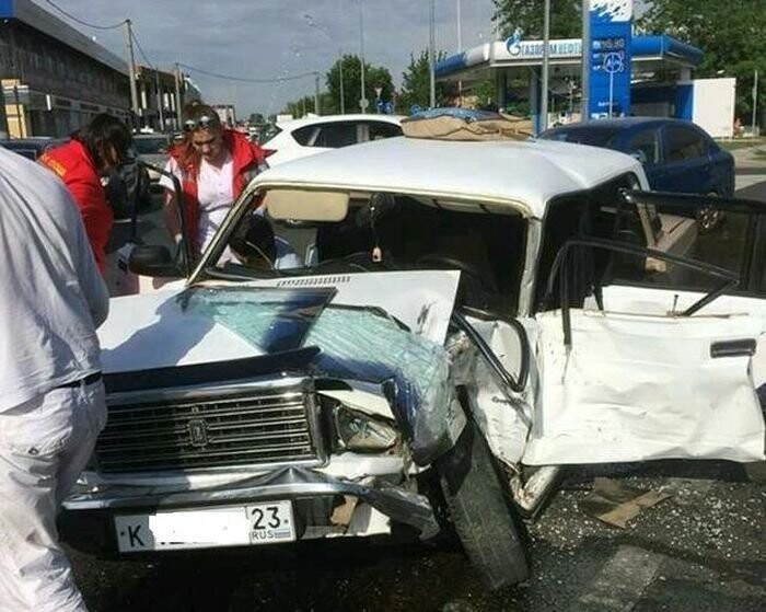 Пять человек пострадали в Краснодаре из-за невнимательности одного водителя