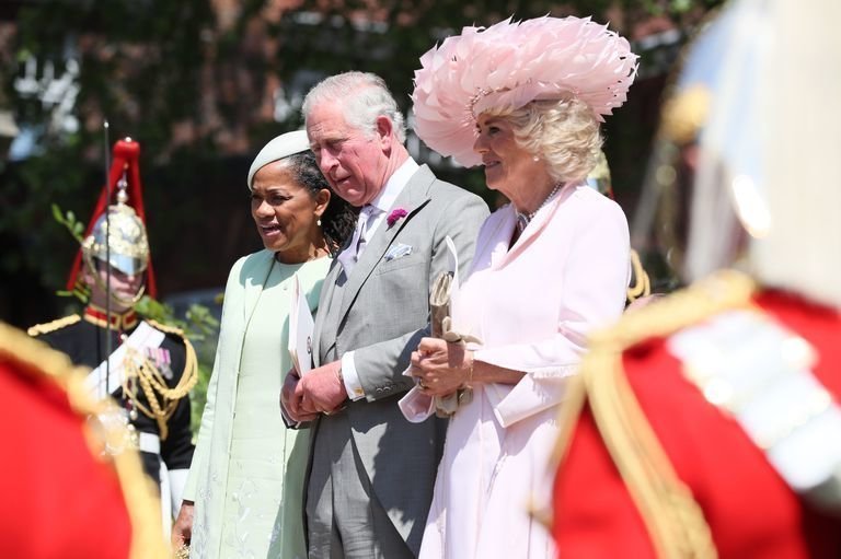 Дориа, принц Чарльз и Камилла приветствуют публику 