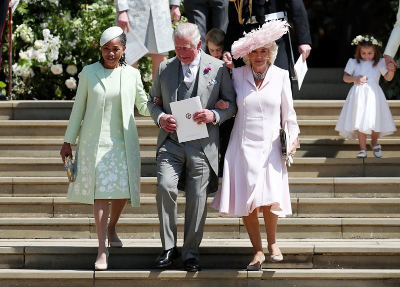 Мать Меган Маркл официально приняли в королевскую семью: Дориа Рагланд, принц Уэльский Чарльз и его супруга Камилла выходят из часовни