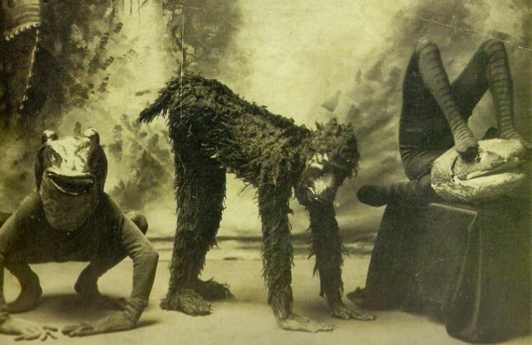 Актеры , переодетые в зверей. Снимок сделан в одном из лондонских театров в 1894 году