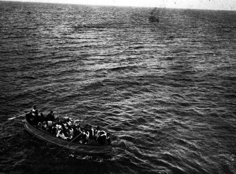 Шлюпка с выжившими пассажирами "Титаника" подходит к судну "Карпатия". 15 авпреля 1912 года
