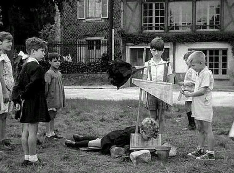 Дети играют с игрушечной гильотиной. Франция, 1959 год