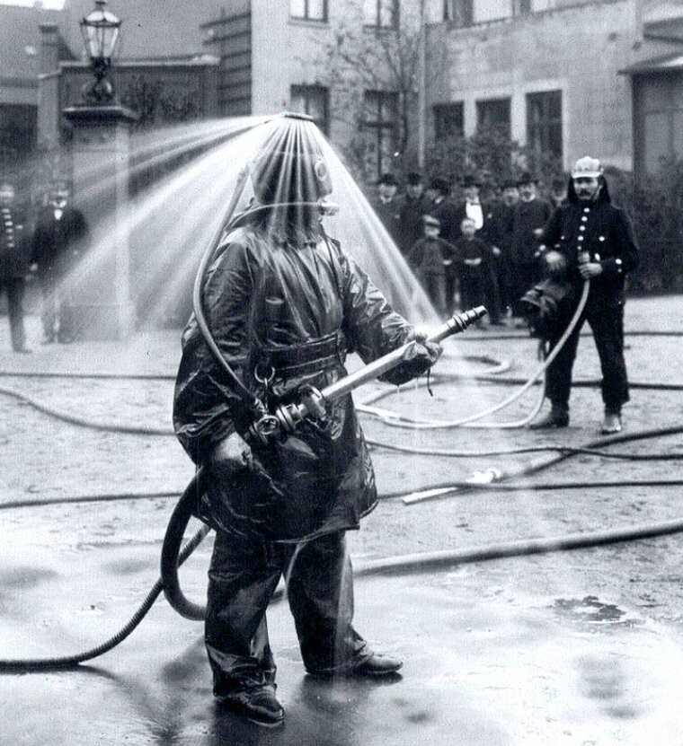 Демонстрация шлема для пожарных новой конструкции. Германия, 1900-е годы
