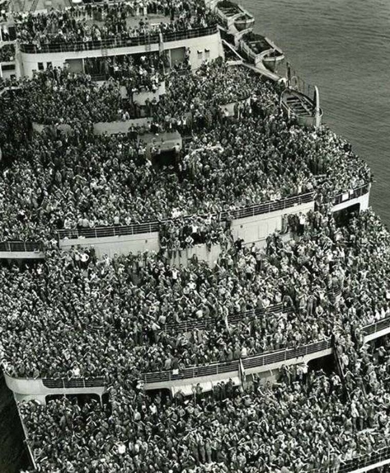 Транспортный корабль "Квин Элизабет" доставляет американских солдат из Европы в Нью-Йорк после окончания II Мировой войны