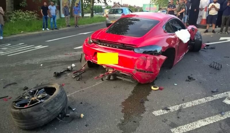 В Англии водители разбили два дорогих автомобиля и сбежали с места ДТП