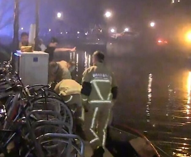 В Амстердаме турист пытался помочиться в канал и погиб