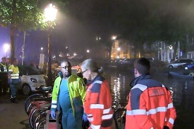 В Амстердаме турист пытался помочиться в канал и погиб