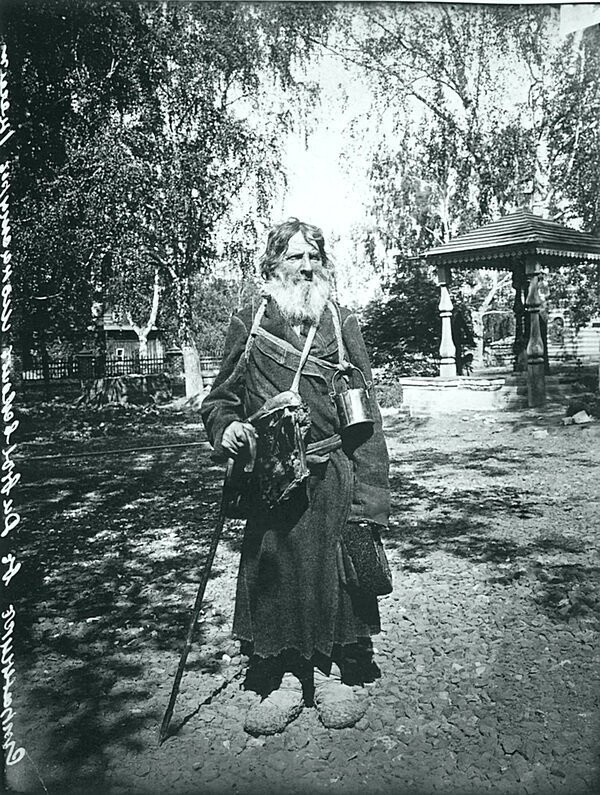  Фото из серии "Русь верующая", Странник в Серафимо-Дивеевском женском монастыре. 