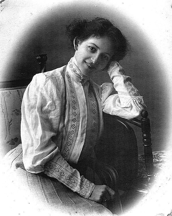 Вера Фёдоровна Комиссарже́вская (27 октября 1864 — 10 февраля 1910) — знаменитая русская актриса начала XX века.