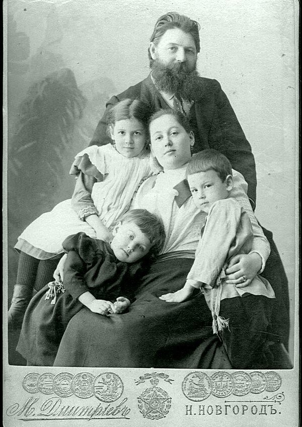 Максим Дмитриев с семьёй