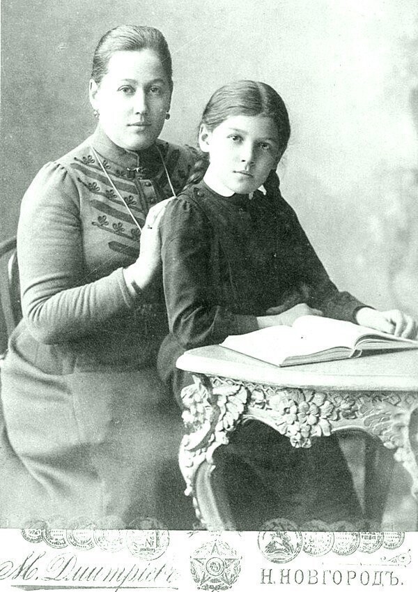  Жена М. Дмитриева с дочерью Анной