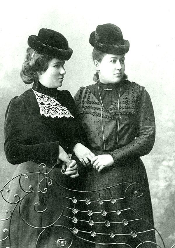 Жена М. Дмитриева (справа)