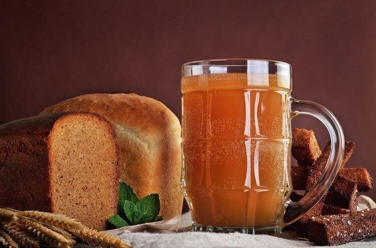 Квас хлебный с медом и изюмом