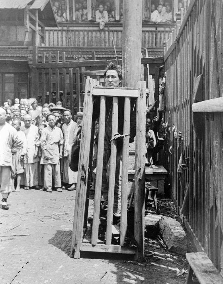 4. Речной пират, убивший по меньшей мере 6 человек, ожидает исполнения смертной казни, Китай, 1900 год