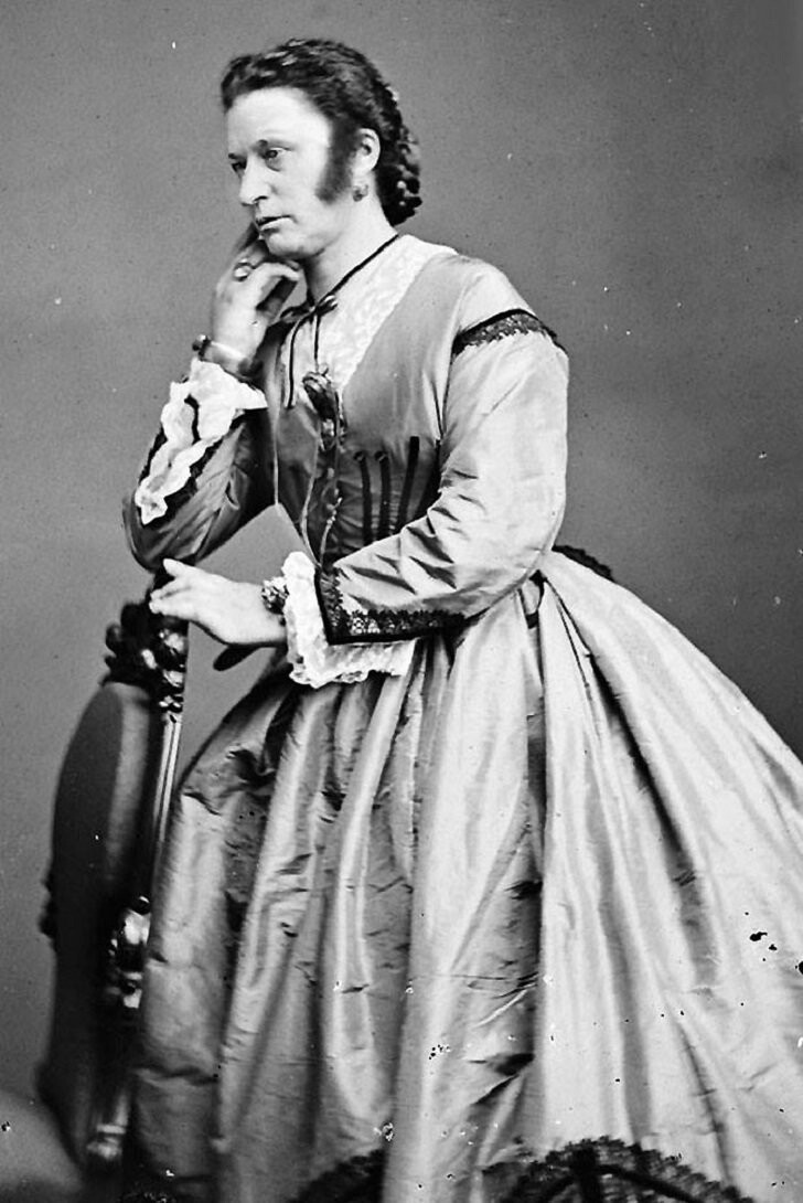 8. Мужчина в женском платье, Англия, 1895 год