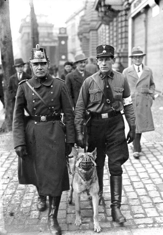 22. Кадровый полицейский (слева) и "вспомогательный" при патрулировании улиц Берлина, 1933