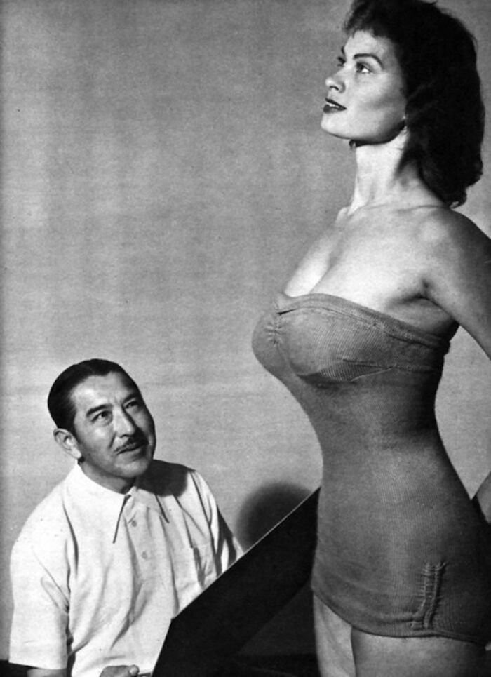10. 22-летняя актриса Айриш МакКалла позирует для 57-летнего художника Альберто Варгас в 1951 году