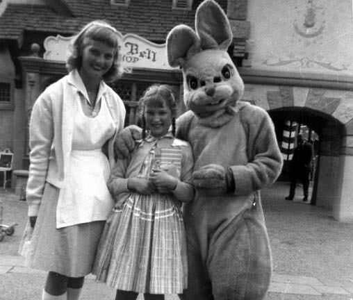 3. Семья фотографируется с кроликом в Диснейленде, 1958 год