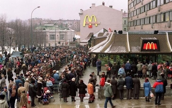 3. Очередь к первому Макдональдсу в Москве 31 января 1990 года.