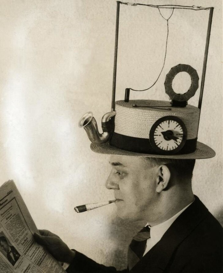 12. Портативное радио в соломенной шляпе, 1931 год.