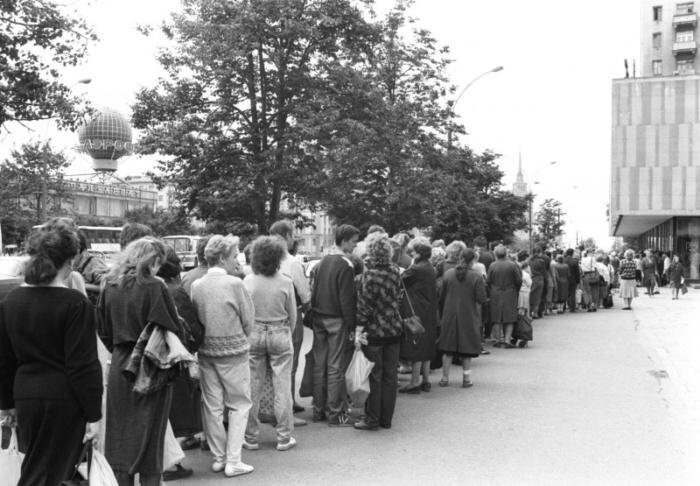 5. Первый день официальной продажи в СССР батончиков Марс, Сникерс и Баунти, 1990 год, Москва.