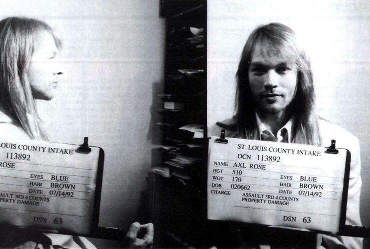 Эксл Роуз, вокалист Guns & Roses. Арестован 14 марта 1992 года – драка, сопротивление полиции.