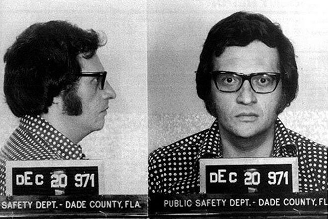 Ларри Кинг. В декабре 1971 года он был арестован по подозрению в махинациях с деньгами.