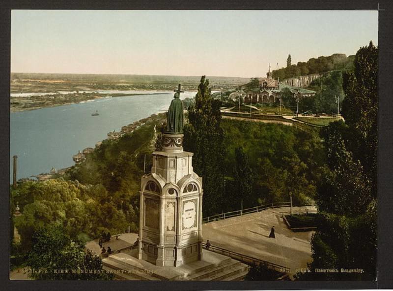 Владимирская горка и памятник Св.Владимиру, вид на Купеческий сад и летнее здание Купеческого собрания