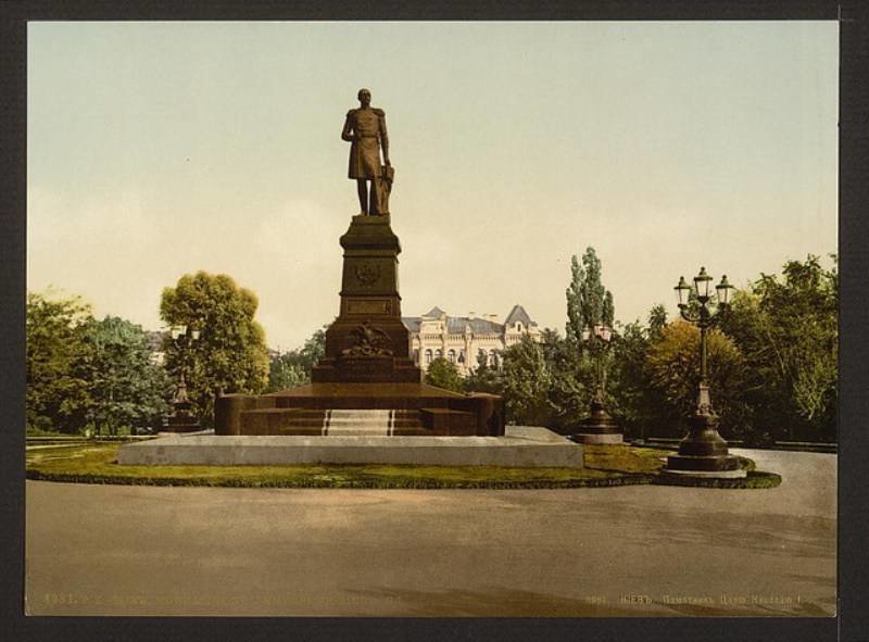 Памятник Николаю I напротив Университета св. Владимира