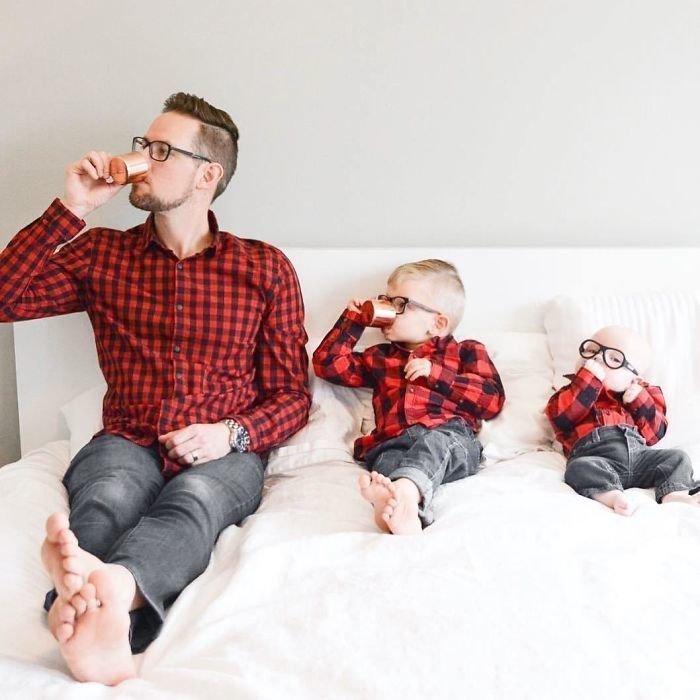 Мать троих детей нашла "лучшее средство от скуки" - креативные семейные фото!