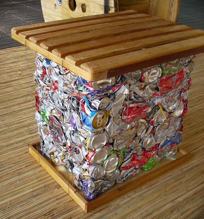 5. Такой стол из прессованных отходов выдержит ужин с приборами на двоих 