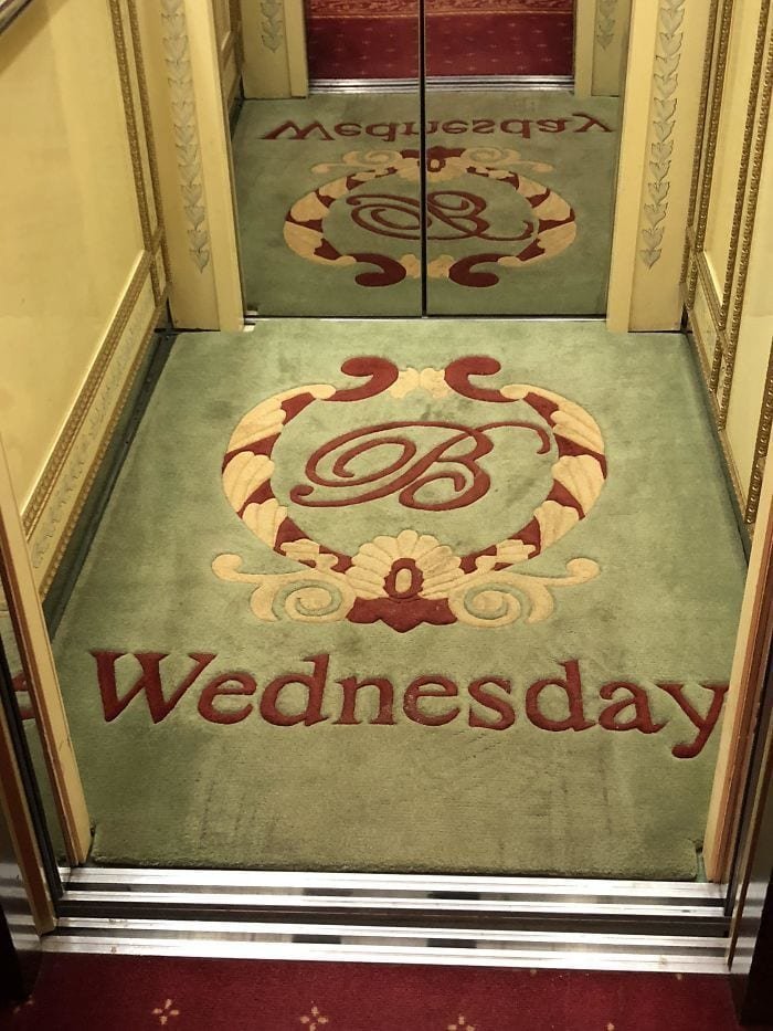 6. В этом лифте каждый день меняют коврики, на которых указан день недели