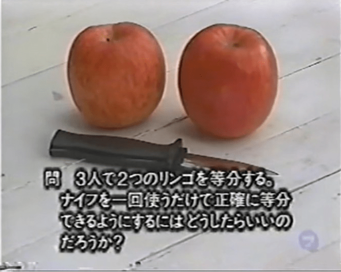 Пользователь Твиттера предложил подписчикам решить задачу: нужно поровну разделить два яблока на трёх человек одним ножом