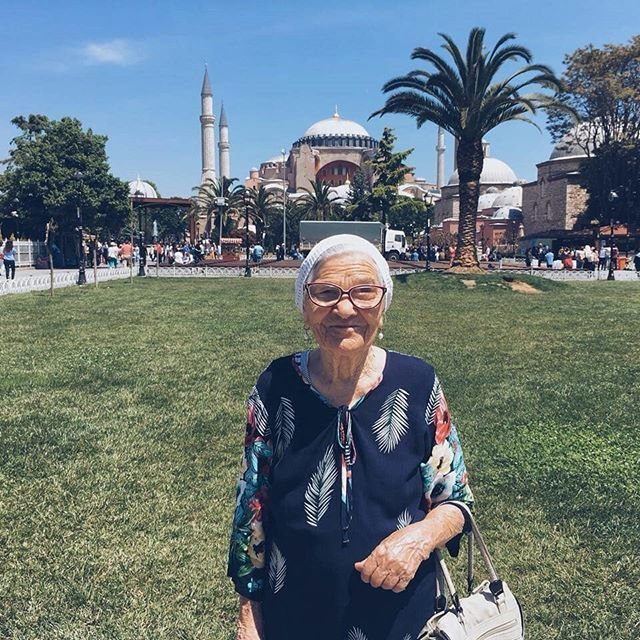 Недавно выложила в Инстаграм* новое фото - на фоне Собора Святой Софии в Стамбуле