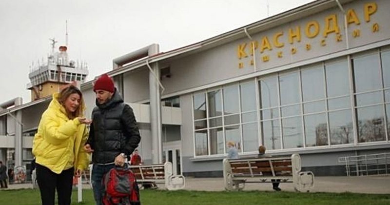 Жители Краснодара массово вышли искать бутылку с 100 долларами