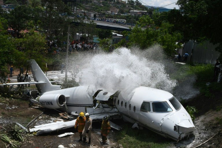 В Гондурасе самолет с пассажирами развалился надвое: видео