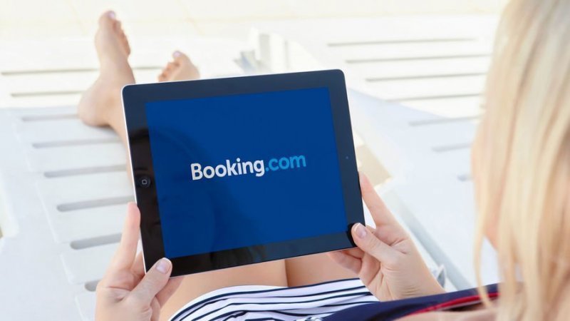 Попал под санкции: Booking.com предлагают закрыть
