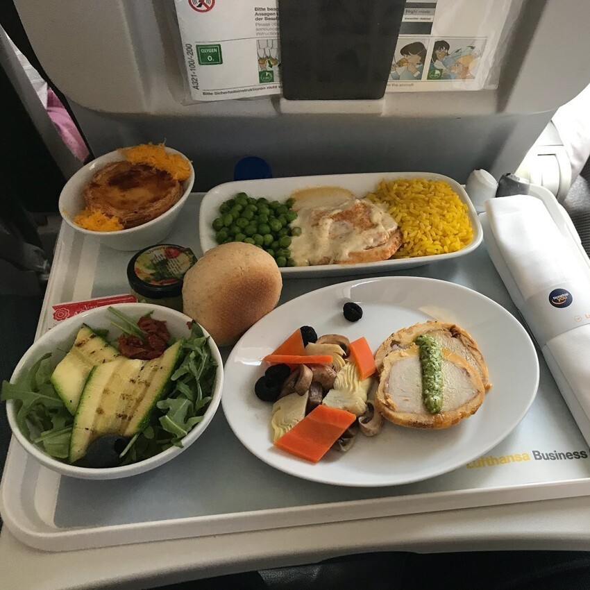 Сколько кормят в самолете. Питание с7 авиакомпания. Еда в самолете. Еда в самолете бизнес класс. Завтрак в самолете.
