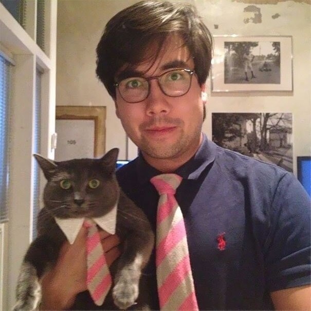  «Специально для моего дня рождения мама сделала одинаковые галстуки для меня и моего кота»