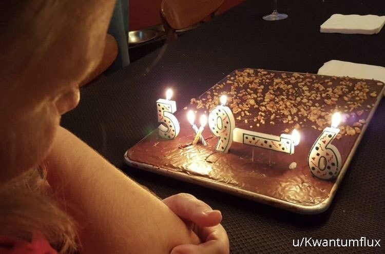 «Когда есть свечи, но нет нужных для торта в честь 39 дня рождения жены»