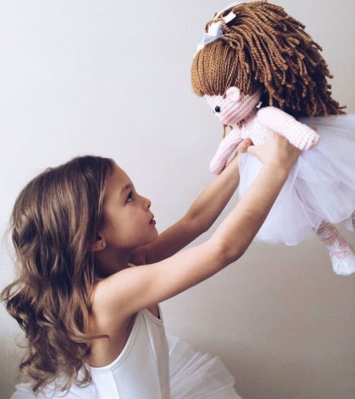 Многодетная мать делает вязаные куклы-портреты