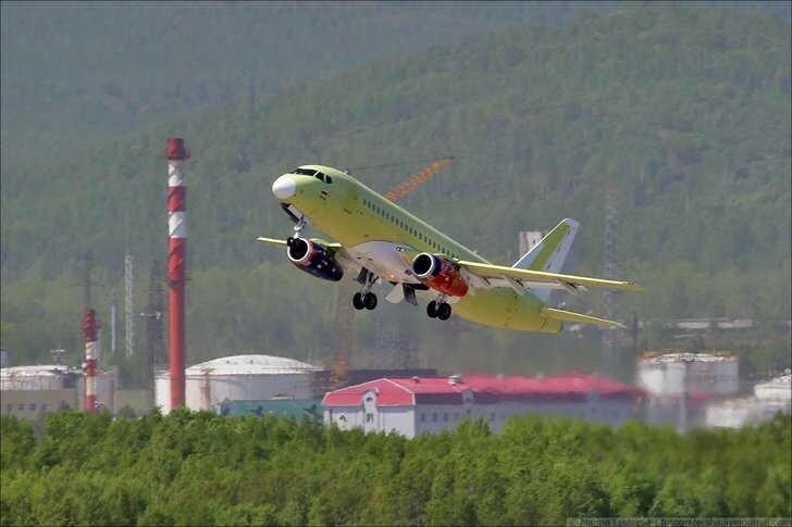 Очередной Superjet в небе над Комсомольском-на-Амуре