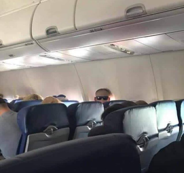 "Весь полет этот приятель пялился на меня и только через пару часов я понял, что очки у него на затылке"