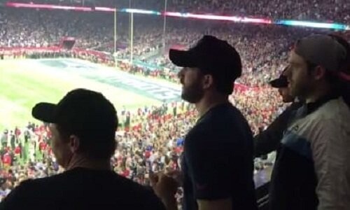 Соколиный глаз и Стив Роджерс вместе смотрят игру команды Patriots на Суперкубке-2017