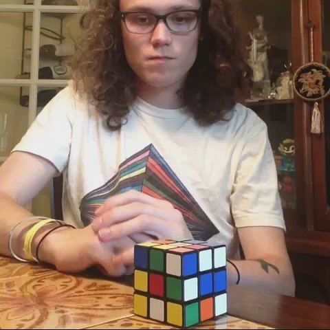 Этот дальтоник собрал Кубик Рубика за 2 секунды. А чего добился ты?