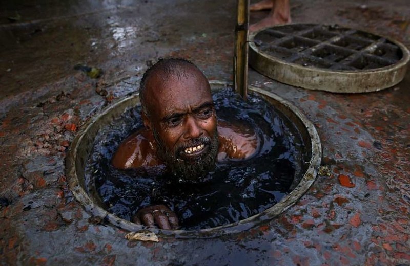 Десятки канализационных чистильщиков ежегодно гибнут в Бангладеше