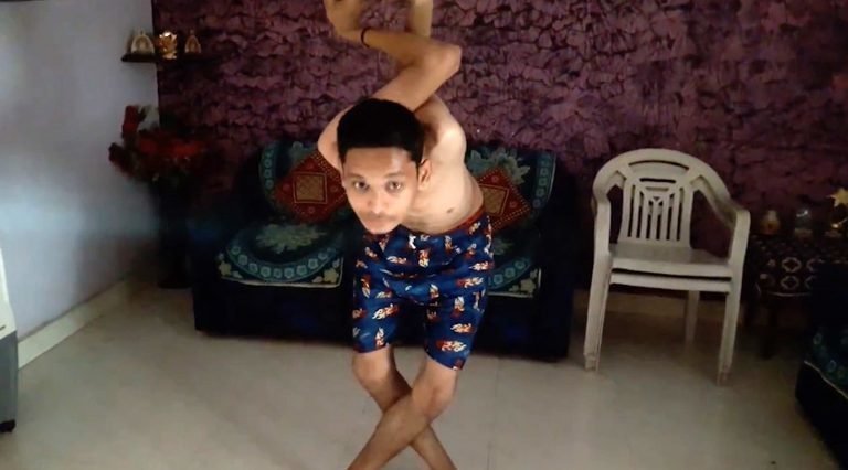 Индийский уникум: юноша научился выворачивать руки и ноги под любым углом